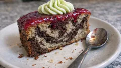 Glutenfreie Teff-Marmortorte: saftig gebacken mit Himbeer-Guss und Avocado-Schokocreme