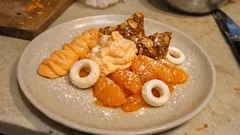 Variationen von der Orange – eleganter Dessertteller mit Creme, Filets, Krokant & Baiser