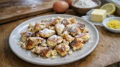Kaiserschmarrn wie in den Alpen: extra fluffig dank Eischnee und kurzer Karamellkruste