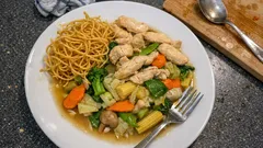 Cap Cay mit Huhn und knusprigen Nudelnestern – Wokgenuss wie im Restaurant