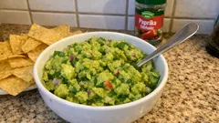 Guacamole ganz einfach: cremiger Dip aus Avocado, Limette & Jalapeño – in wenigen Minuten