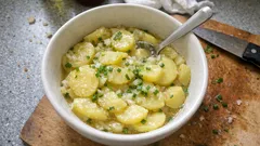 Schwäbischer Kartoffelsalat wie im Wirtshaus – ohne Mayo, mit heißer Brühe