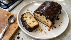 Saftiger Walnuss-Rührkuchen im Kasten – mit Dinkelmehl und Zartbitter-Glasur