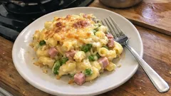 Cremiger Nudelauflauf mit Schinken, Erbsen und Gruyère – einfach aus dem Ofen