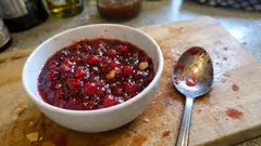 Süßsaures Johannisbeer-Chutney: fruchtig-würzig zu Käse & Gegrilltem