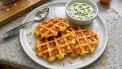 Herzhafte Käsewaffeln mit Kräuterquark – goldbraun, locker und schnell gemacht