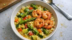 Grünes Spargelcurry aus dem Wok – bissfestes Gemüse, Reis und Garnelen