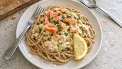 Cremige Vollkorn-Spaghetti mit Räucherlachs und Lauch – mit frischem Zitronenfinish