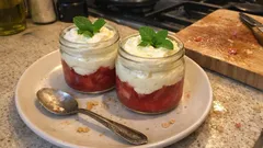 Rhabarberdessert im Glas: fruchtiges Kompott trifft luftige Vanillecreme