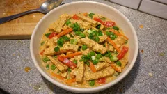 Cremiges Tofu-Geschnetzeltes aus der Pfanne – mit Gemüse und feiner Ingwerschärfe