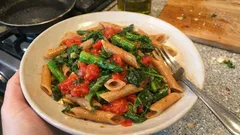 Pasta mit grünem Spargel und Tomaten – in 20 Minuten frisch auf dem Tisch