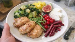 Putenbrust mit Pak Choi aus der Pfanne – fruchtig mit Ananas, Feige und Ziegenkäse