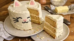 Katzentorte selber backen: saftiger Frischkäse-Boden und stabile Buttercreme-Deko
