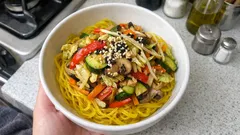 Wok-Gemüse mit Kurkuma-Glasnudeln – schnell, bunt und angenehm würzig