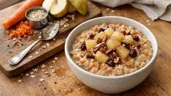 Carrot-Cake-Porridge mit Gewürzbirne: cremiges Frühstück mit Nuss-Crunch