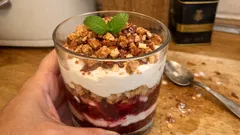 Zwetschgen-Schichtspeise im Glas: Quarkcreme, Zimtwaffeln und Mandeln – gut vorzubereiten