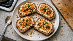 Möhren-Creme auf Vollkornbrot: schneller Aufstrich mit Kräutern und Zitrone