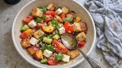 Panzanella wie in Italien: Brotsalat mit Tomaten, Gurke und Schafskäse
