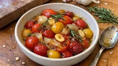 Geschmorte Tomaten mit Zwiebeln aus dem Ofen – saftig, würzig und ganz unkompliziert