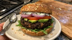 Saftige Black-Bean-Burger mit Avocado & Kräuter-Sauce – einfach in Pfanne oder auf dem Grill