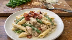 Cremiger Geflügel-Bohnen-Pasta-Topf mit Speck und Parmesan – schnell gemacht