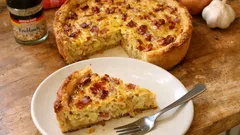 Saftiger Zwiebelkuchen mit Mürbeteig – so gelingt die Zwiebel-Speck-Füllung