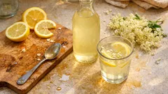 Holunderblütensirup selber machen – duftig, klar und mit Zitrone & Vanille