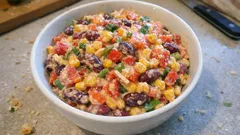 Mexikanischer Bohnen-Mais-Salat mit Schmand-Dressing – schnell und richtig sättigend