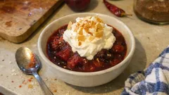 Pflaumenkompott mit Chili: fruchtig-würziges Dessert mit Sahnecreme und Mandeln