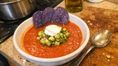 Tomatensüppchen mit Avocadotatar und knusprigen Chips – elegant, aber ganz einfach