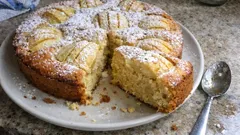 Apfelkuchen sehr fein: schneller Rührteig mit dekorativen Apfelvierteln