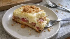 Rhabarberkuchen mit Amarettiniboden: knuspriger Boden, saftiger Belag, Vanilleguss