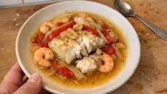 Merluza a la riojana: zarter Kabeljau auf Paprika-Zwiebel-Bett mit Weißwein