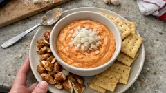 Spundekäs wie in Rheinhessen: cremiger Quark-Dip mit Paprika und Zwiebeln
