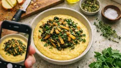 Cremige Polenta vegan: mit karamellisiertem Chicorée, Apfel und Kürbiskernen