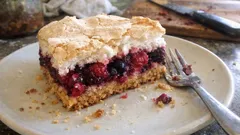 Beeren-Baiser-Kuchen vom Blech: schneller Dinkelboden und knusprige Baiserhaube