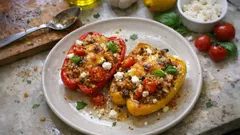 Gefüllte Paprika vegetarisch aus dem Ofen – mit Graupen, Feta und Kirschtomaten