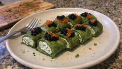 Spinat-Pfannkuchen mit Mascarpone & Kaviar – festliche Röllchen ganz einfach