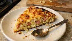 Schneller Zwiebelkuchen ohne Hefeteig – saftig mit Schinken und Käse aus dem Ofen