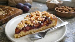 Zwetschgenkuchen aus der Springform: saftig mit Mandelteig und feinem Knusper-Topping