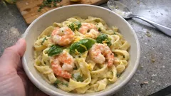 Cremige Pasta mit Garnelen: mit Zitrone, Basilikum und einem Schuss Weißwein