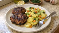 Saftige Fleischküchle mit buntem Kartoffelsalat – so bleibt der Salat schön frisch