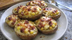 Überbackene Kartoffeln mit Käse, Mais und Speck – so werden sie richtig goldbraun
