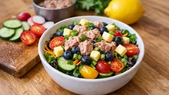 Bunter Fitnesssalat mit Thunfisch & Proteinkäse – schnell, frisch und richtig sättigend