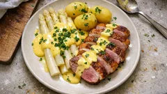Weißer Spargel mit Entenbrust und Hollandaise – klassisch, aber festlich