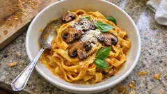 Cremige Kürbis-Tagliatelle aus dem Ofen – mit Champignons und Parmesan