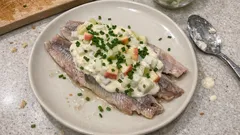 Matjes nach Hausfrauenart: cremige Apfel-Zwiebel-Sauce, in 20 Minuten servierfertig
