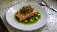 Sous-vide-Lachs im Bronzefenchelöl – mit Gelber-Bete-Gel und knusprigem Lauch