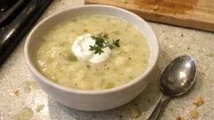 Cremige vegetarische Kartoffelsuppe mit Sellerie und Thymian – einfach nachgekocht