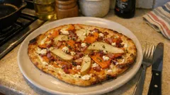 Kürbis-Birnen-Flammkuchen mit Serrano – knusprig, cremig und in 20 Minuten fertig